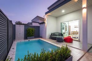 una piscina en el patio trasero de una casa en Lark Pool Villa Aonang Krabi, en Ao Nang Beach