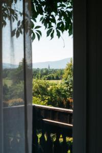 una ventana con vistas a un campo en Hotel Chata Za Wsią, en Mysłakowice