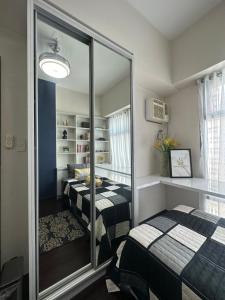 Giường trong phòng chung tại Single Bedroom with private toilet and bath