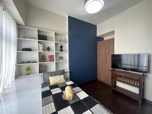 TV/trung tâm giải trí tại Single Bedroom with private toilet and bath