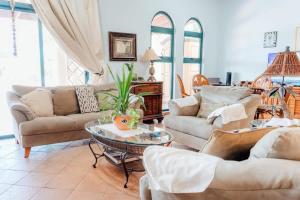 Posezení v ubytování The elegance of Tierra del Sol with private pool