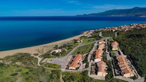 TresnuraghesにあるWelcomely - La Nassa - dimora vista mareのビーチの横にあるリゾートの空中ビュー