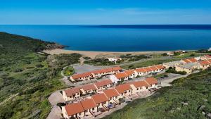 TresnuraghesにあるWelcomely - La Nassa - dimora vista mareの水辺のリゾートの空中ビュー +25枚の写真