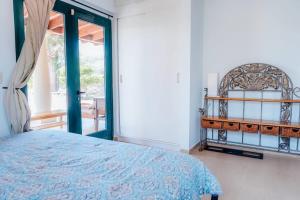 een slaapkamer met een bed en een groot raam bij The elegance of Tierra del Sol with private pool in Palm-Eagle Beach