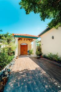 a driveway leading to a house with a wooden door at The elegance of Tierra del Sol with private pool in Palm-Eagle Beach