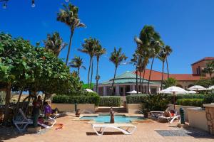 a resort with palm trees and a swimming pool at Comfortable house in tierra del sol resort & golf in Palm-Eagle Beach