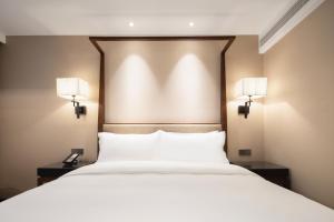 Postel nebo postele na pokoji v ubytování SSAW Hotel (Jiefangbei Hongyadong Branch)