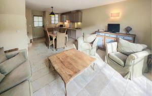 a living room with a table and chairs and a kitchen at Lovely Home In Stlaurent-De-La-Cabr in Saint-Laurent-de-la-Cabrerisse