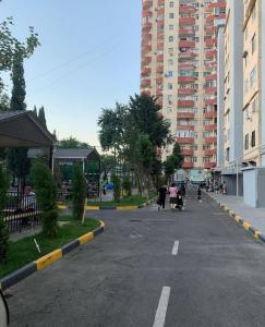 Apartment at Hasan Aliyev في باكو: شارع فاضي في مدينه فيه مبنى طويل
