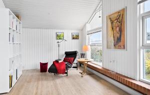 Nice Home In Juelsminde With Kitchenにあるシーティングエリア