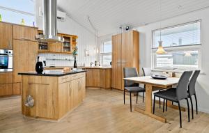 Nice Home In Juelsminde With Kitchenにあるキッチンまたは簡易キッチン