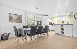 - une cuisine et une salle à manger avec une table et des chaises dans l'établissement Stunning Home In Hals With Sauna, à Hals