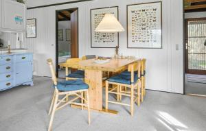una sala da pranzo con tavolo e sedie in legno di Gorgeous Home In Vejby With Kitchen a Vejby