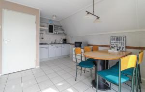 Η κουζίνα ή μικρή κουζίνα στο Amazing Home In Vlagtwedde With Wifi