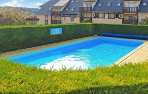 une grande piscine bleue en face d'une maison dans l'établissement Lovely Home In Touques With Kitchen, à Touques