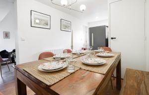 - une salle à manger avec une table et des chaises en bois dans l'établissement Lovely Home In Touques With Kitchen, à Touques