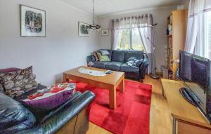 een woonkamer met een bank en een tafel bij 3 Bedroom Lovely Home In Knred in Knäred