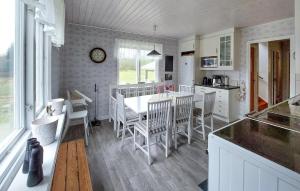 een keuken en eetkamer met een tafel en stoelen bij 3 Bedroom Lovely Home In Knred in Knäred