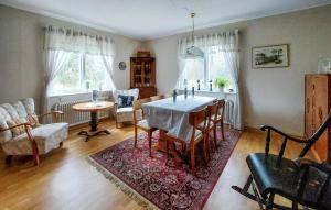Knäredにある3 Bedroom Nice Home In Knäredの部屋の中にテーブルと椅子があるダイニングルーム