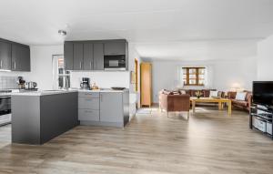 Dapur atau dapur kecil di Lovely Home In Allinge With Kitchen