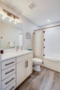 ein Badezimmer mit Waschbecken, Toilette und Spiegel in der Unterkunft Once Upon A Tide - Oyhut Bay Seaside Village in Ocean Shores + 33 Fotos