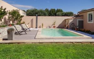 - une piscine dans une cour avec des chaises et une maison dans l'établissement La Villa De Sacha, à Vedène