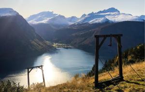 uma vista para um lago com montanhas cobertas de neve em Lovely Home In Valldal With Kitchen em Valldal