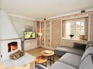 尤伊斯特的住宿－Strandhuus Modern retreat，带沙发和壁炉的客厅