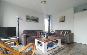 een woonkamer met 2 banken en een tafel bij Nice Home In Vlagtwedde With Indoor Swimming Pool in Vlagtwedde