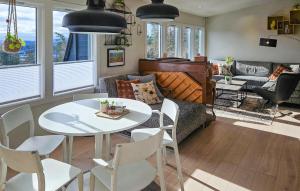 een woonkamer met een witte tafel en stoelen bij Awesome Home In Sandvika With House A Panoramic View in Sandvika