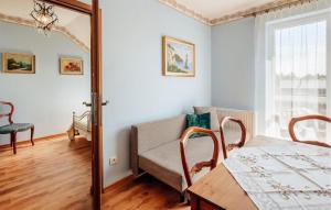 Χώρος καθιστικού στο Awesome Apartment In Chlapowo With Wifi