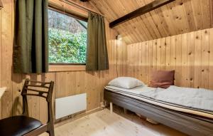 Cama en habitación de madera con ventana en 3 Bedroom Pet Friendly Home In Ebeltoft, en Ebeltoft
