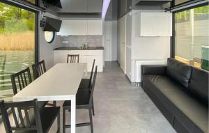 uma cozinha e sala de estar com uma mesa e um sofá em 2 Bedroom Nice Ship In Zlocieniec em Złocieniec