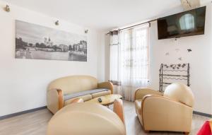 sala de estar con 2 sillas y sofá en Nice Home In Ferrire-la-petite With Wifi, en Ferrière-la-Petite