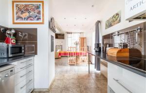 cocina con armarios blancos y encimera en Nice Home In Ferrire-la-petite With Wifi, en Ferrière-la-Petite