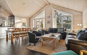 Χώρος καθιστικού στο Nice Home In Glesborg With Wifi