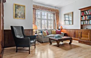 A seating area at 5 Bedroom Cozy Home In Nstved