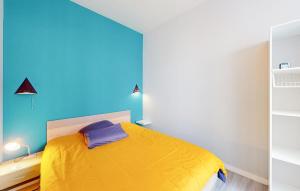 Tempat tidur dalam kamar di Awesome Apartment In Limoges With Wifi