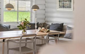 comedor con mesa y sofá en Cozy Home In Dronningmlle With Kitchen, en Dronningmølle