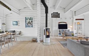 sala de estar con paredes blancas y chimenea en Cozy Home In Dronningmlle With Kitchen, en Dronningmølle