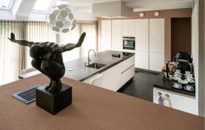 een keuken met een standbeeld op een aanrecht bij 3 Bedroom Stunning Home In Fluitenberg in Fluitenberg