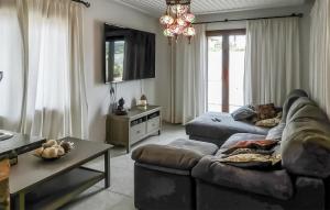 un soggiorno con divano e tavolo di Beautiful Home In Port Adriano With Kitchen a El Toro