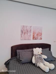 een teddybeer op een bed bij 3bed3room in Ban Rangeng