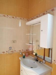 豪邁特蘇格的住宿－Dar Rita，浴室设有白色水槽和镜子