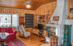 OsにあるGorgeous Home In Os I Østerdalenのリビングルーム(赤いソファ、暖炉付)