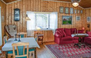 OsにあるGorgeous Home In Os I Østerdalenの赤いソファとテーブルのあるリビングルーム