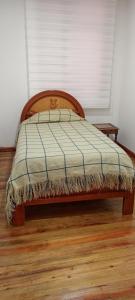 מיטה או מיטות בחדר ב-Departamento Riobamba