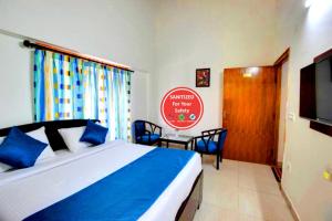 Un dormitorio con una cama y un cartel que dice que entres. en Hotel Silver Tree IVY The Boutique - Luxury Stay - Excellent Service - Parking Facilities en Bhīm Tāl
