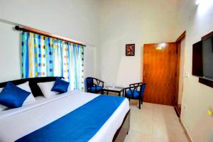 1 dormitorio con cama, mesa y TV en Hotel Silver Tree IVY The Boutique - Luxury Stay - Excellent Service - Parking Facilities en Bhīm Tāl