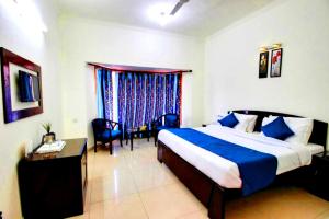 1 dormitorio con cama, escritorio y ventana en Hotel Silver Tree IVY The Boutique - Luxury Stay - Excellent Service - Parking Facilities, en Bhimtal
